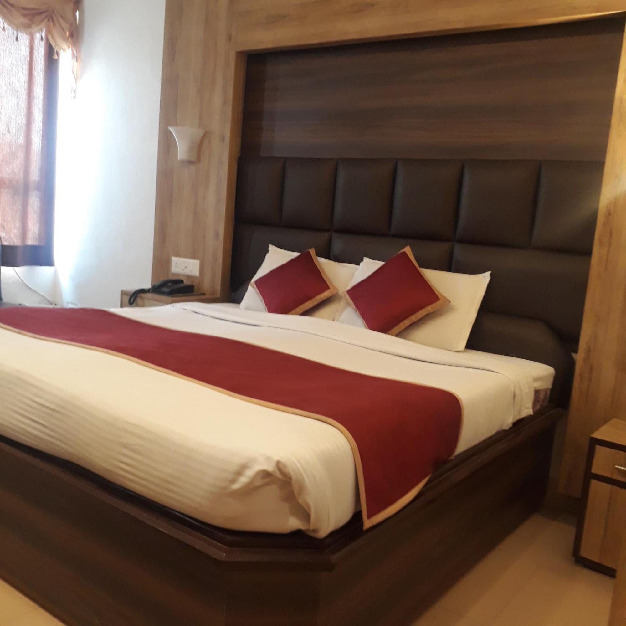 Hotel Ur Allāhābād Junction Zewnętrze zdjęcie